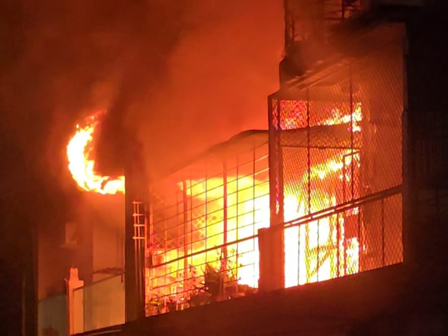 गाज़ियाबाद: अंतरिक्ष ग्रीन अपार्टमेंट में एसी कंप्रेसर फटने से भीषण आग, मंदिर के पुजारी की सतर्कता और NGO की मदद से टला बड़ा हादसा